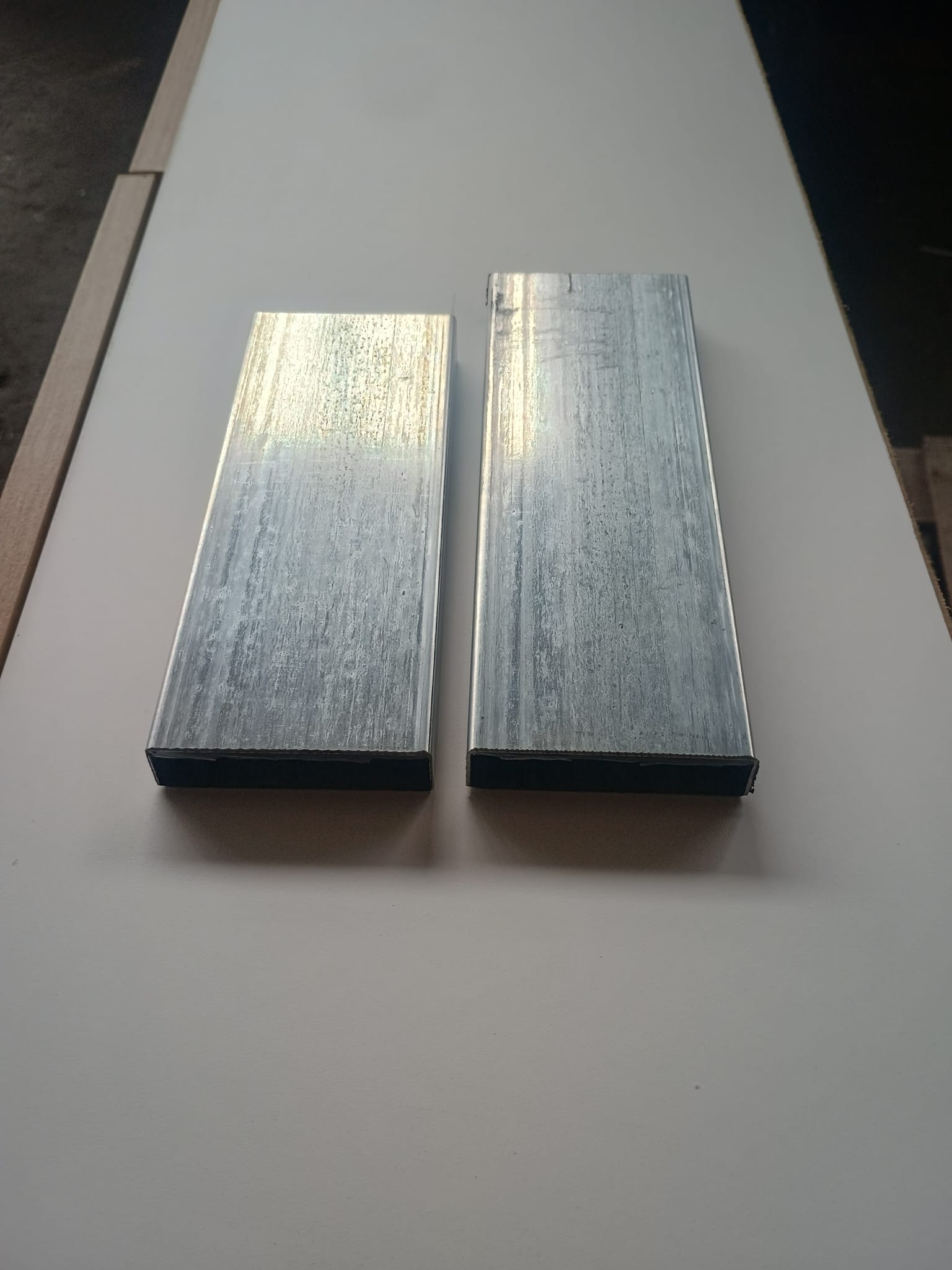 Comparație între țevile rectangulare zincate de 80×20 și 100×20 mm